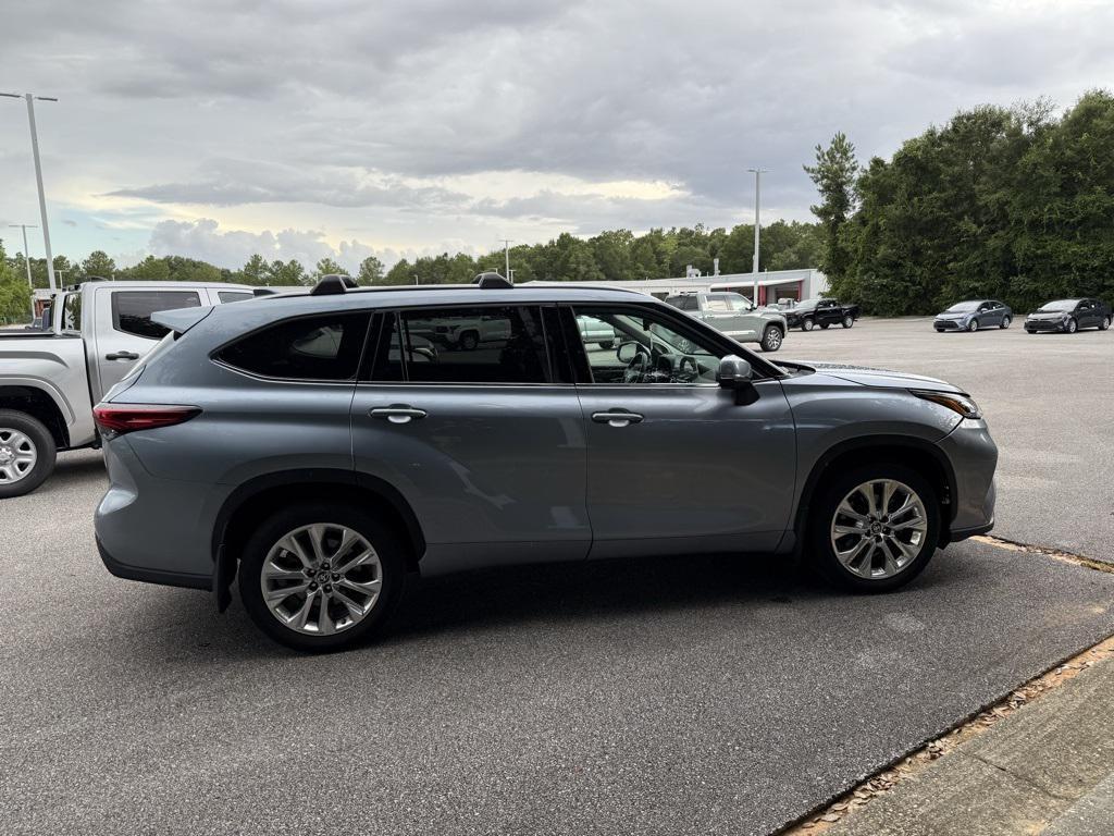 used 2022 Toyota Highlander car, priced at $41,993