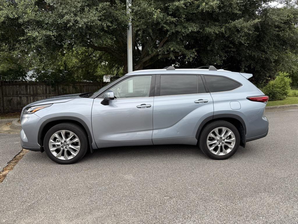 used 2022 Toyota Highlander car, priced at $41,993