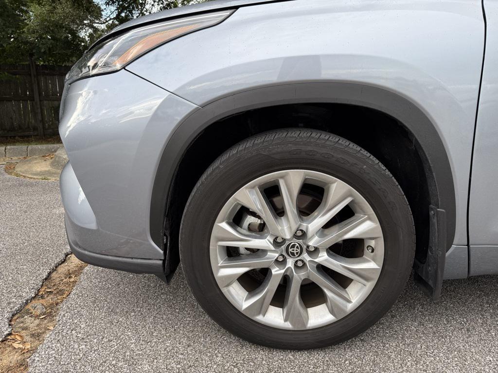 used 2022 Toyota Highlander car, priced at $41,993