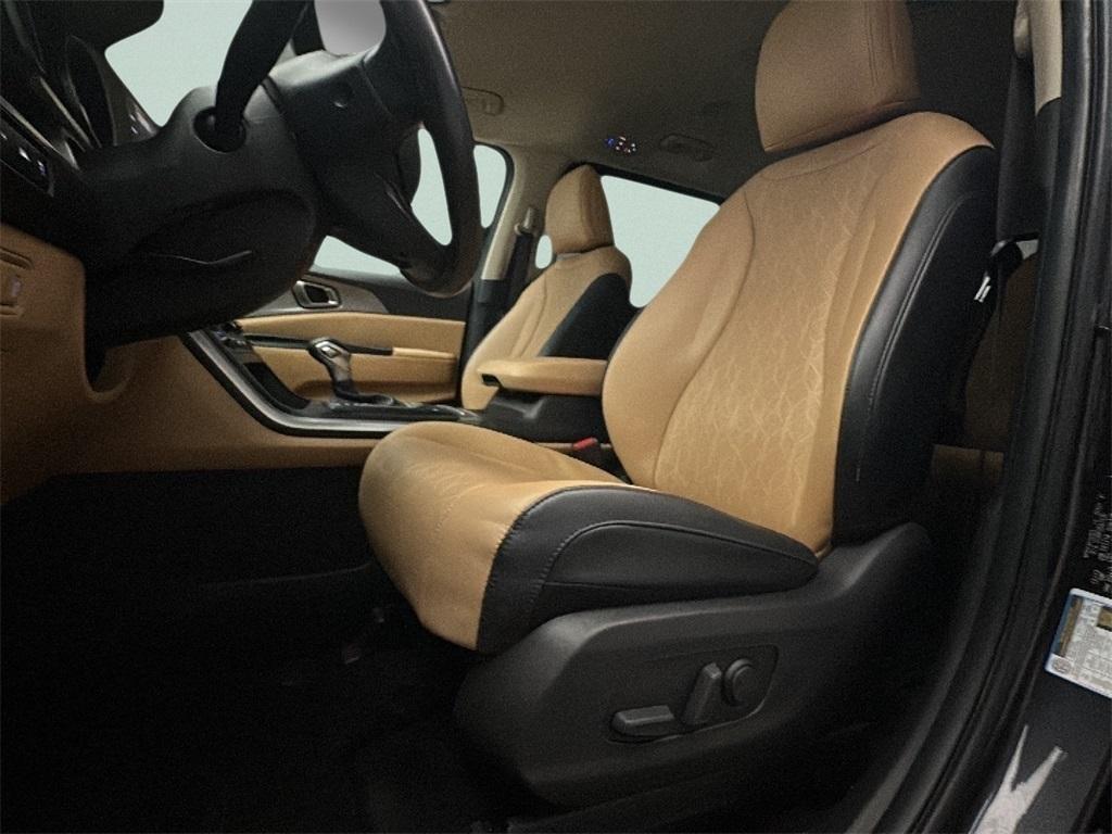 used 2023 Kia Carnival car, priced at $29,150