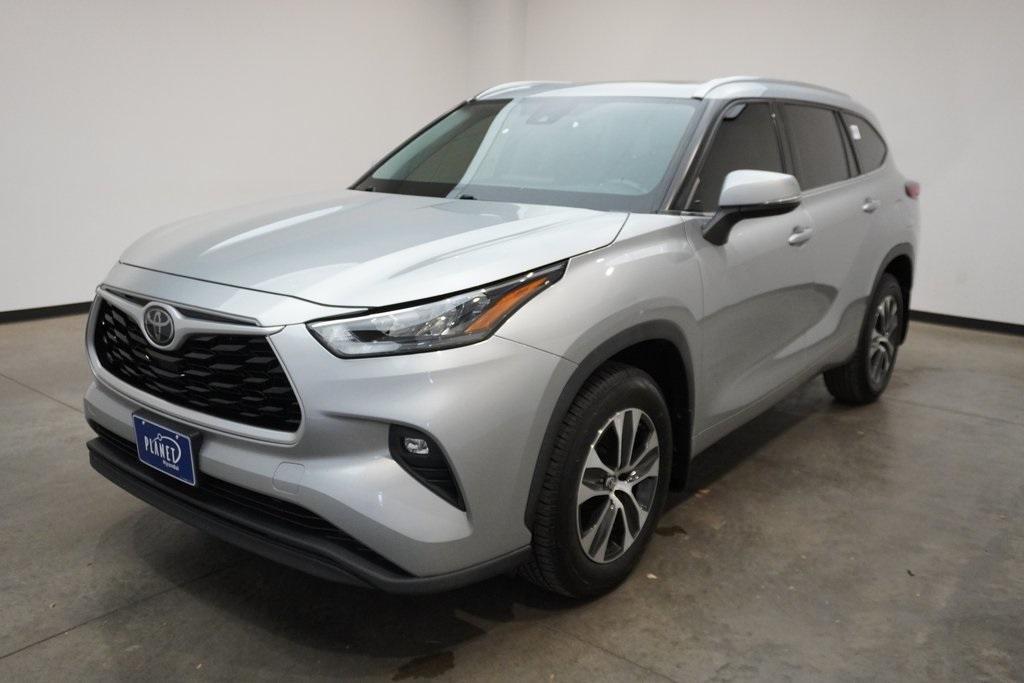 used 2020 Toyota Highlander car, priced at $28,900