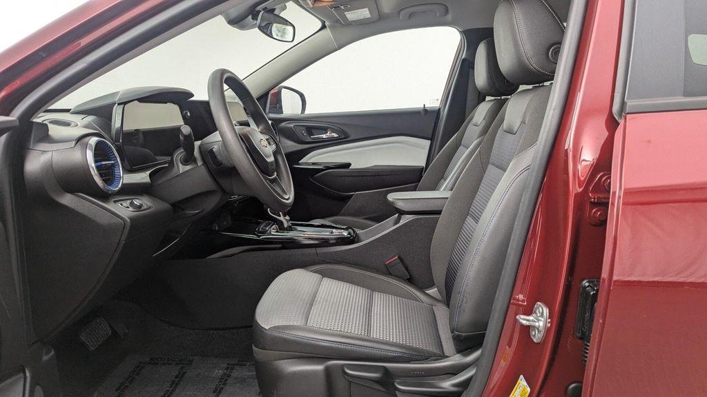 used 2025 Chevrolet Trax car, priced at $18,999