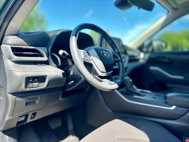 used 2024 Toyota Highlander car, priced at $32,999