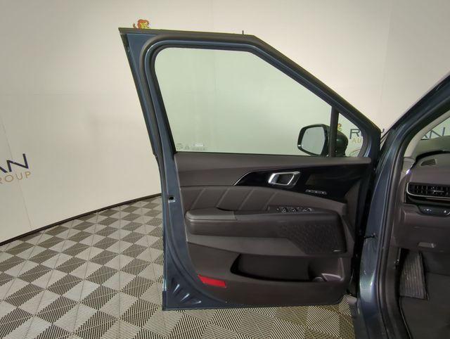 new 2025 Kia Carnival car, priced at $52,654