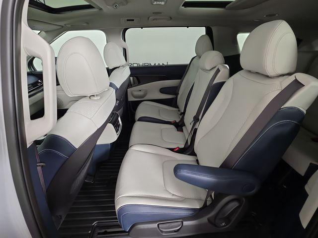 new 2025 Kia Carnival Hybrid car, priced at $52,001