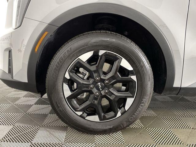 used 2025 Kia Sorento car, priced at $33,100