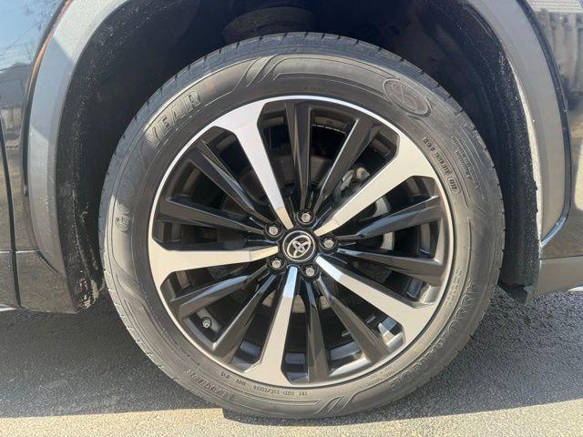 used 2021 Toyota Highlander car, priced at $28,916