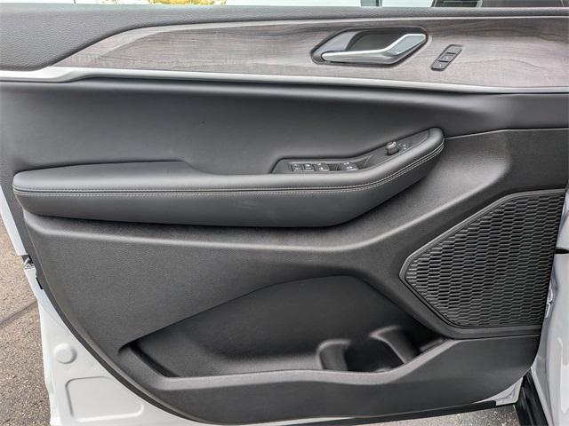 new 2025 Jeep Grand Cherokee car, priced at $43,996