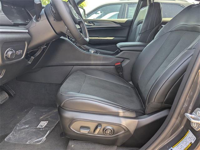 new 2025 Jeep Grand Cherokee car, priced at $42,660