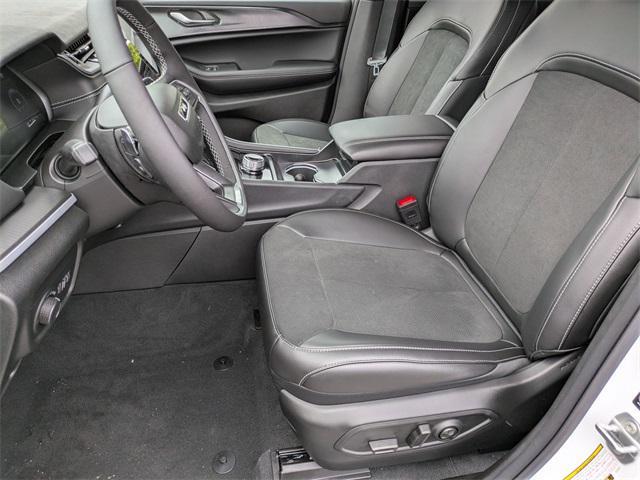 new 2025 Jeep Grand Cherokee car, priced at $42,401