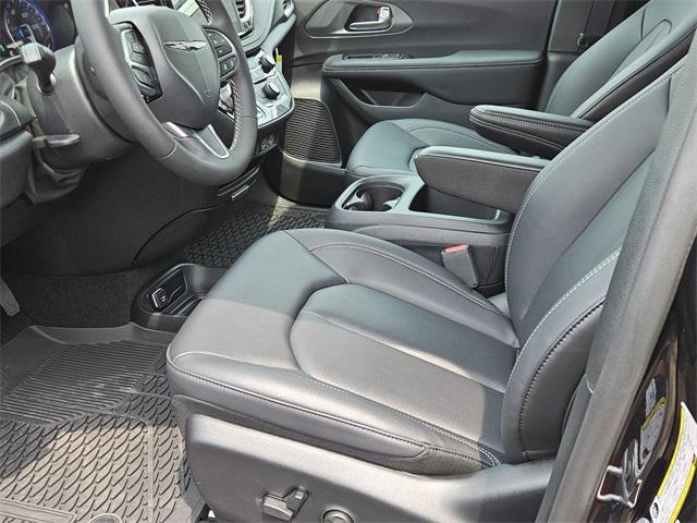 new 2025 Chrysler Pacifica car, priced at $42,406