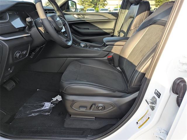 new 2025 Jeep Grand Cherokee car, priced at $42,401