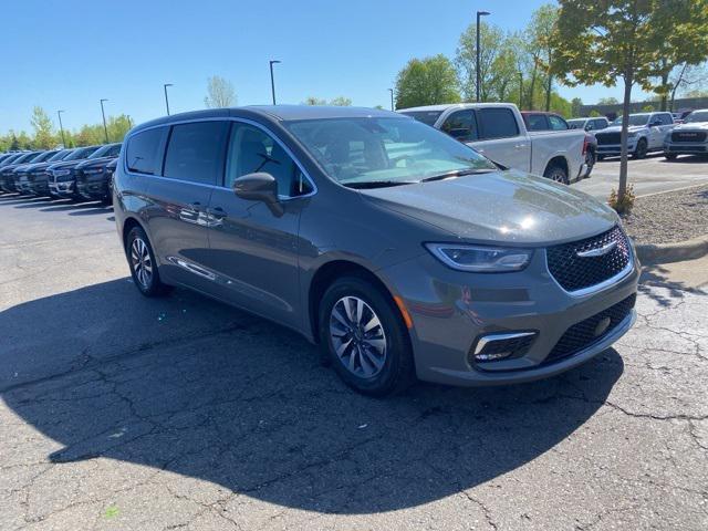used 2022 Chrysler Pacifica Hybrid car, priced at $26,718