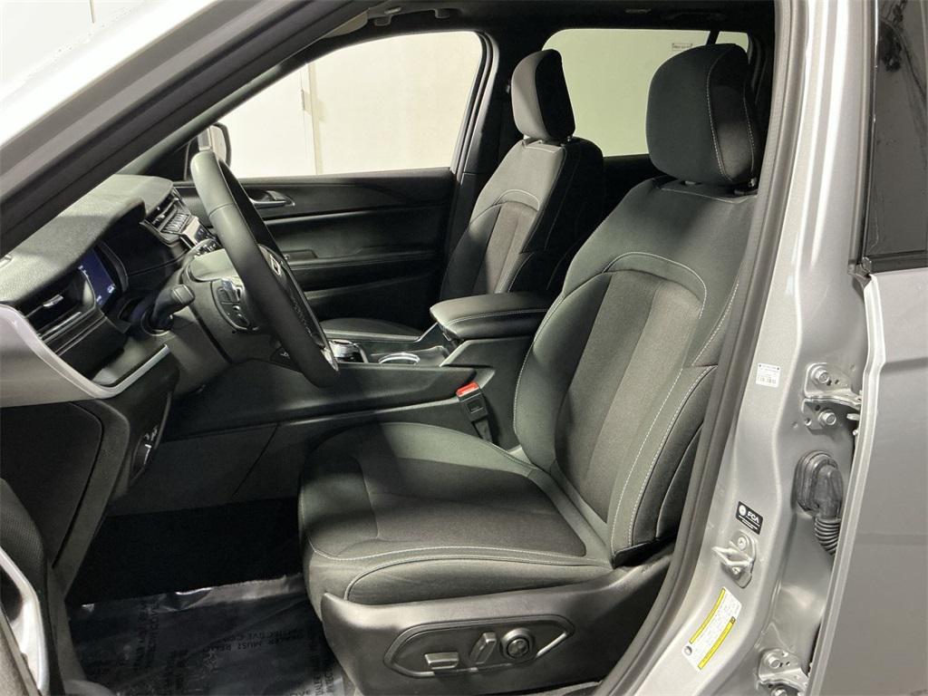 used 2024 Jeep Grand Cherokee car, priced at $32,000