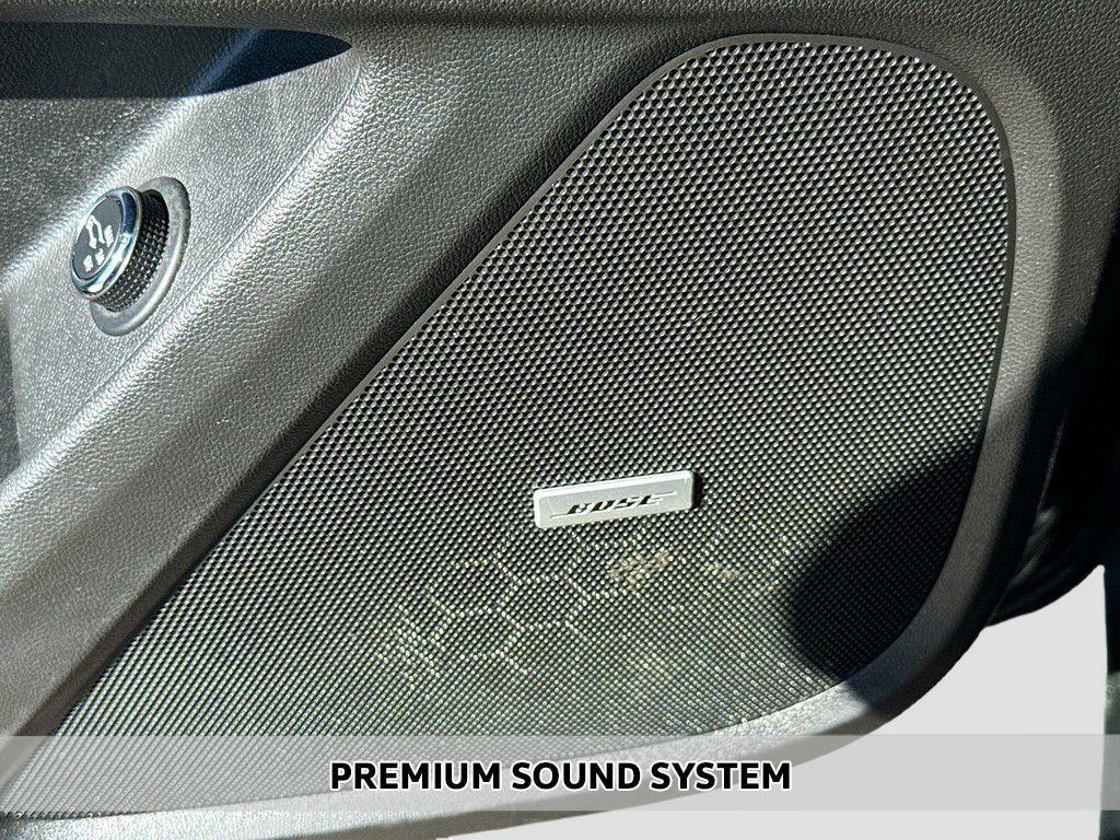 used 2022 Chevrolet Traverse car, priced at $27,990