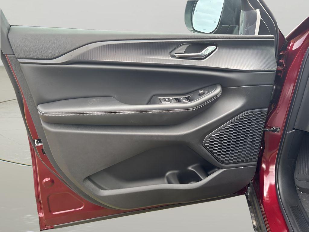 new 2025 Jeep Grand Cherokee car, priced at $38,425