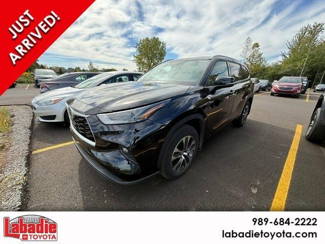 used 2022 Toyota Highlander car, priced at $35,299