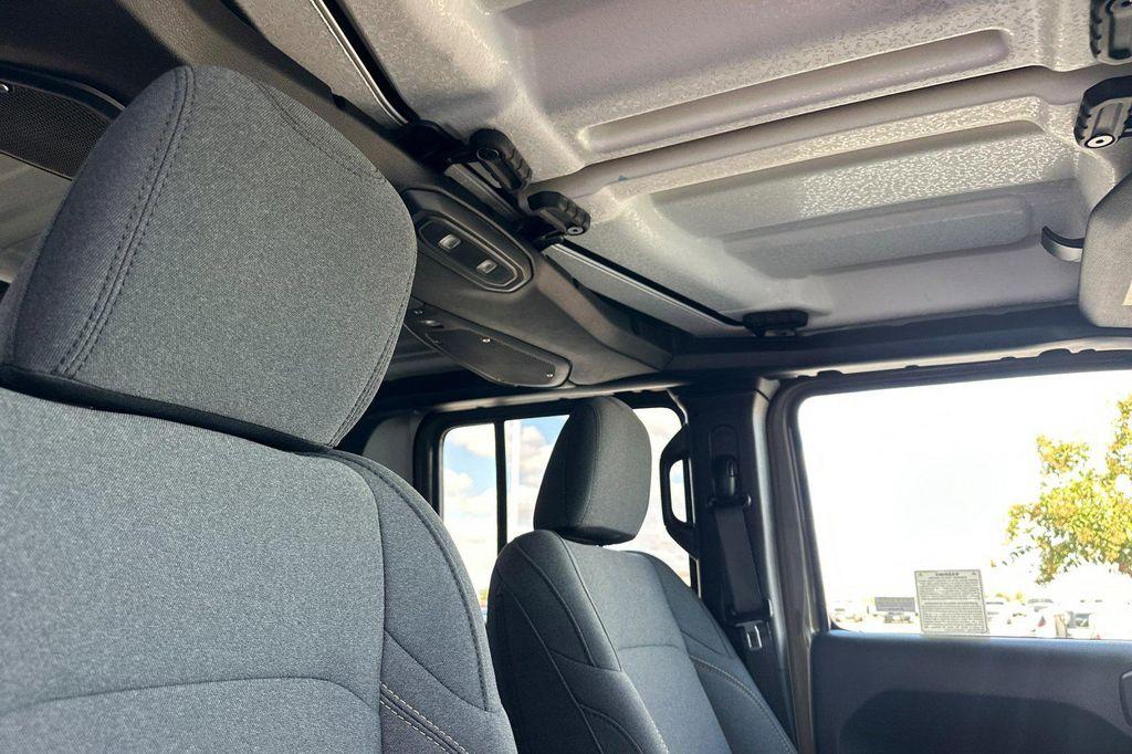 new 2025 Jeep Gladiator car, priced at $43,235