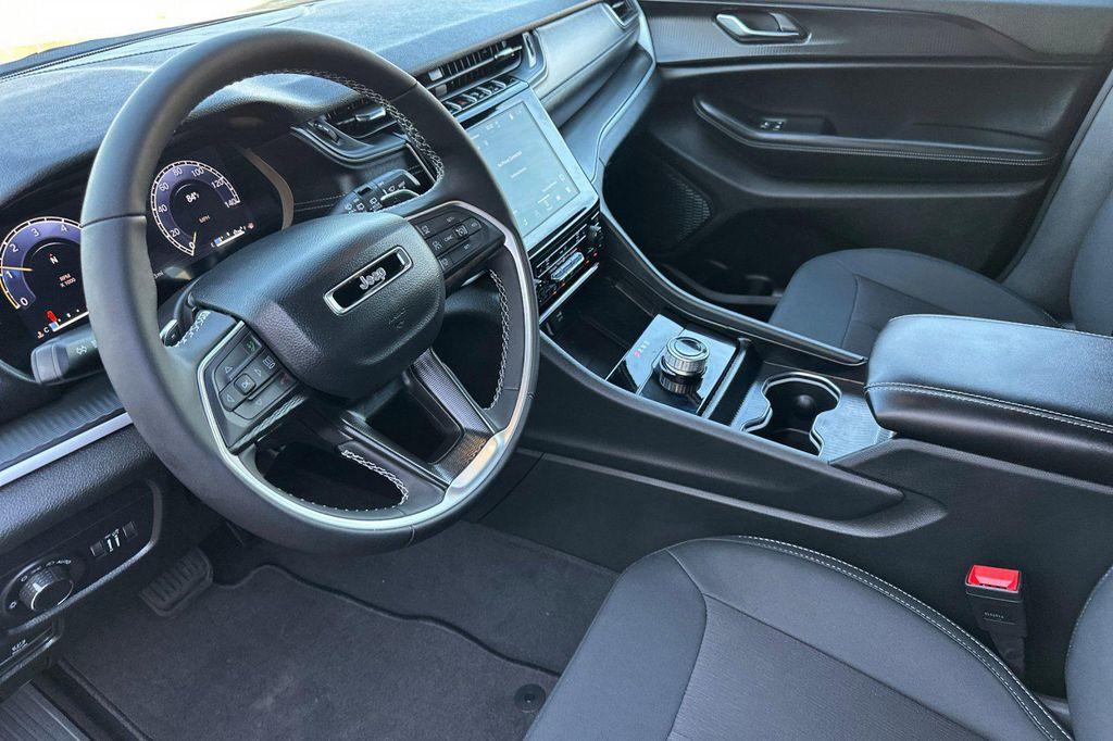 new 2025 Jeep Grand Cherokee car, priced at $39,920