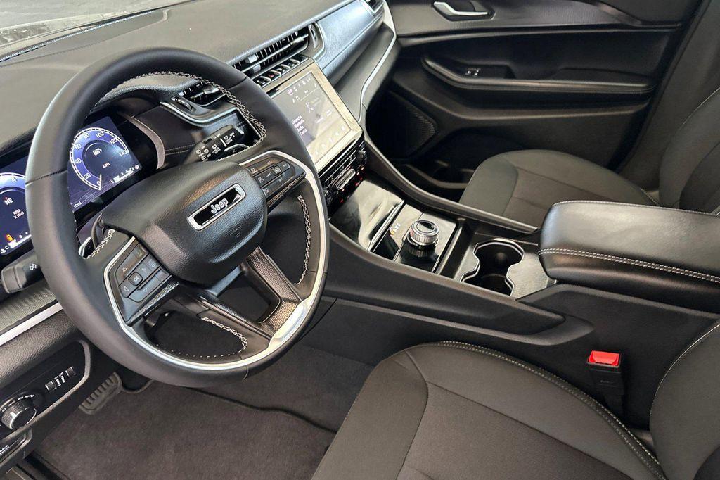 new 2025 Jeep Grand Cherokee car, priced at $39,995