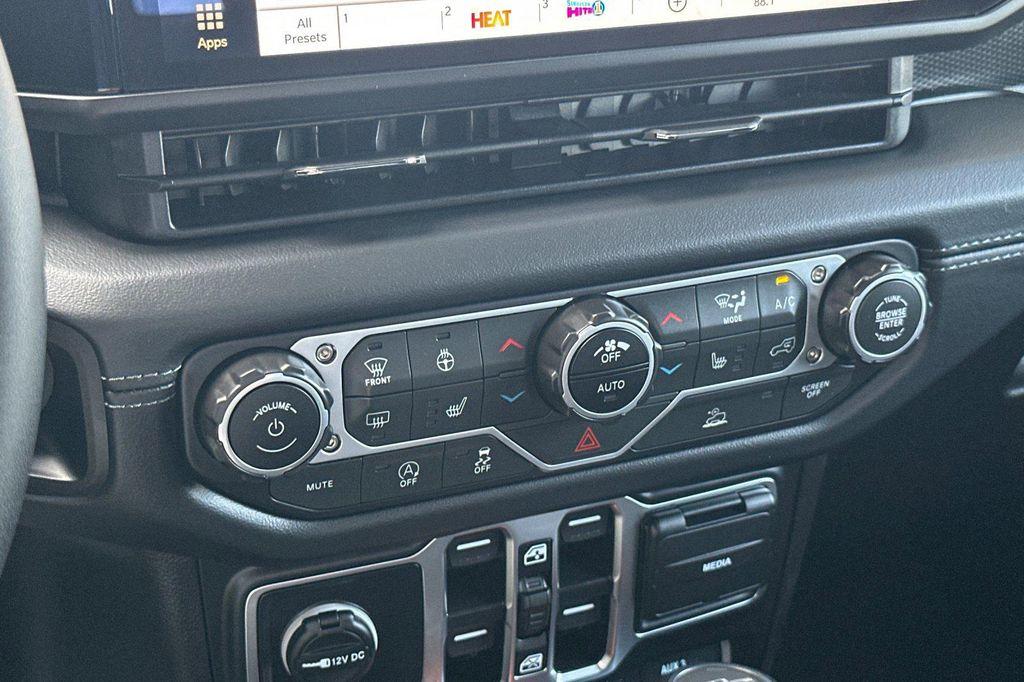 new 2025 Jeep Gladiator car, priced at $48,435