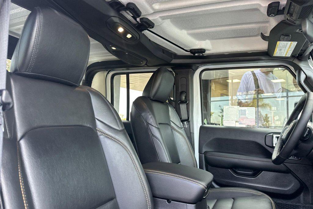 new 2025 Jeep Gladiator car, priced at $41,840