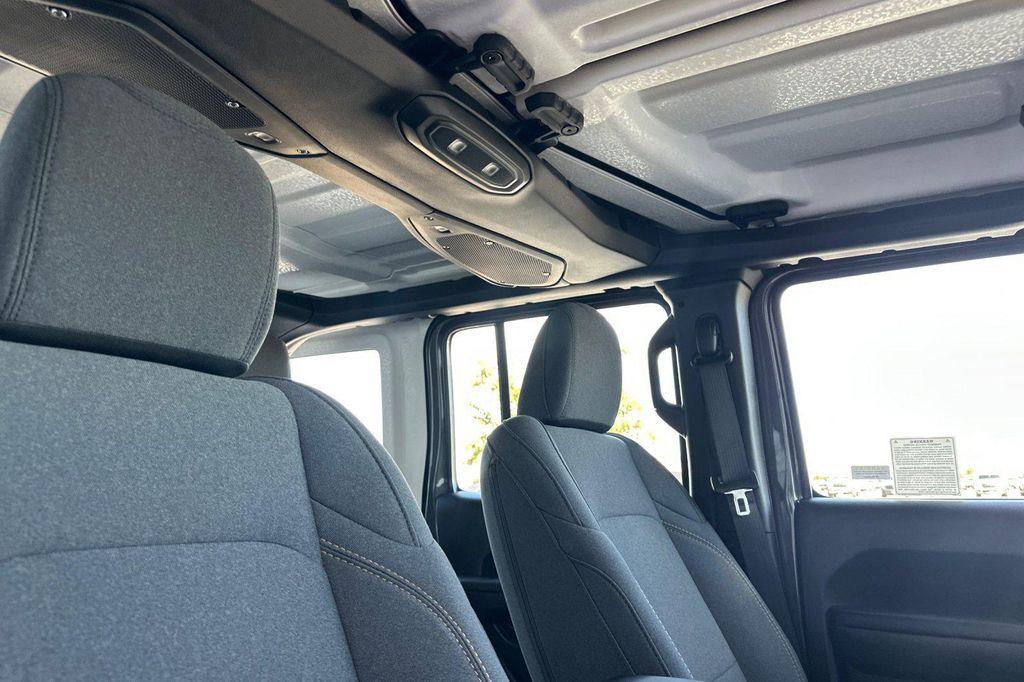 new 2025 Jeep Wrangler car, priced at $40,250