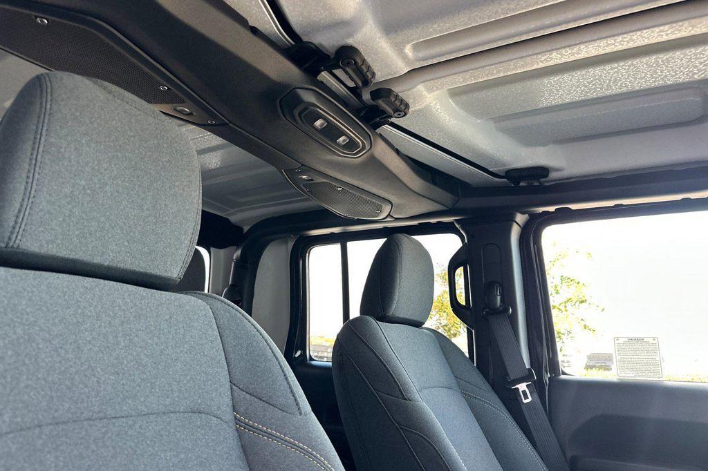 new 2025 Jeep Gladiator car, priced at $43,235