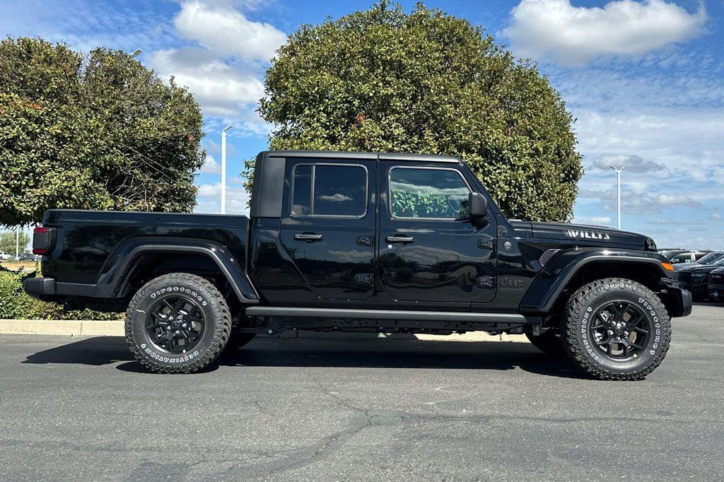 new 2025 Jeep Gladiator car, priced at $43,235