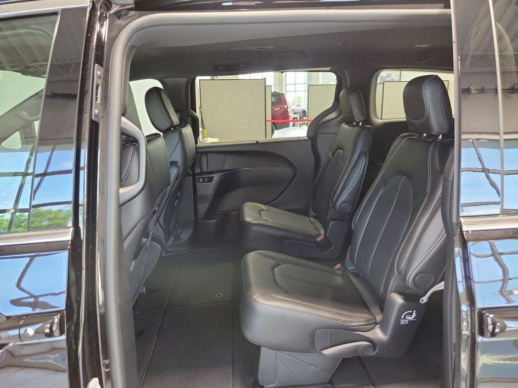 new 2025 Chrysler Pacifica car, priced at $39,075