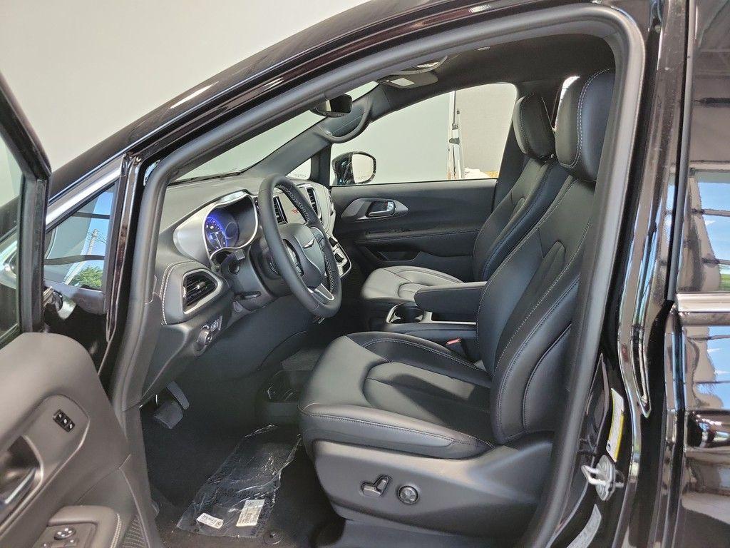 new 2025 Chrysler Pacifica car, priced at $39,075