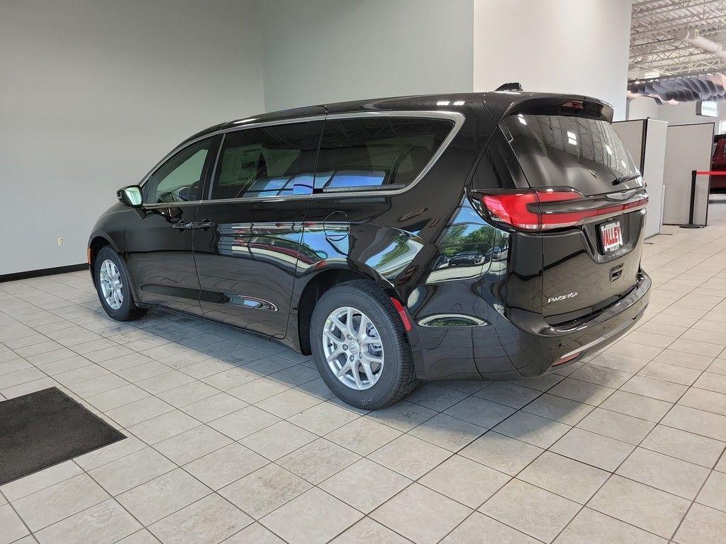 new 2025 Chrysler Pacifica car, priced at $39,075