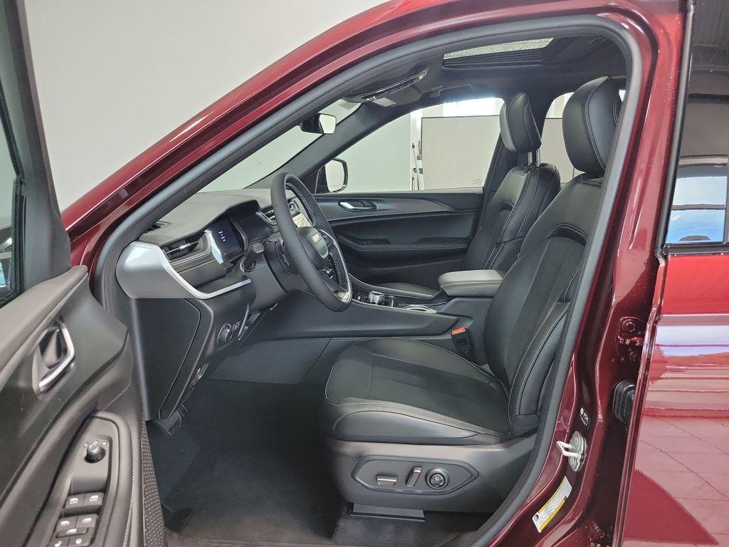 new 2025 Jeep Grand Cherokee car, priced at $44,708