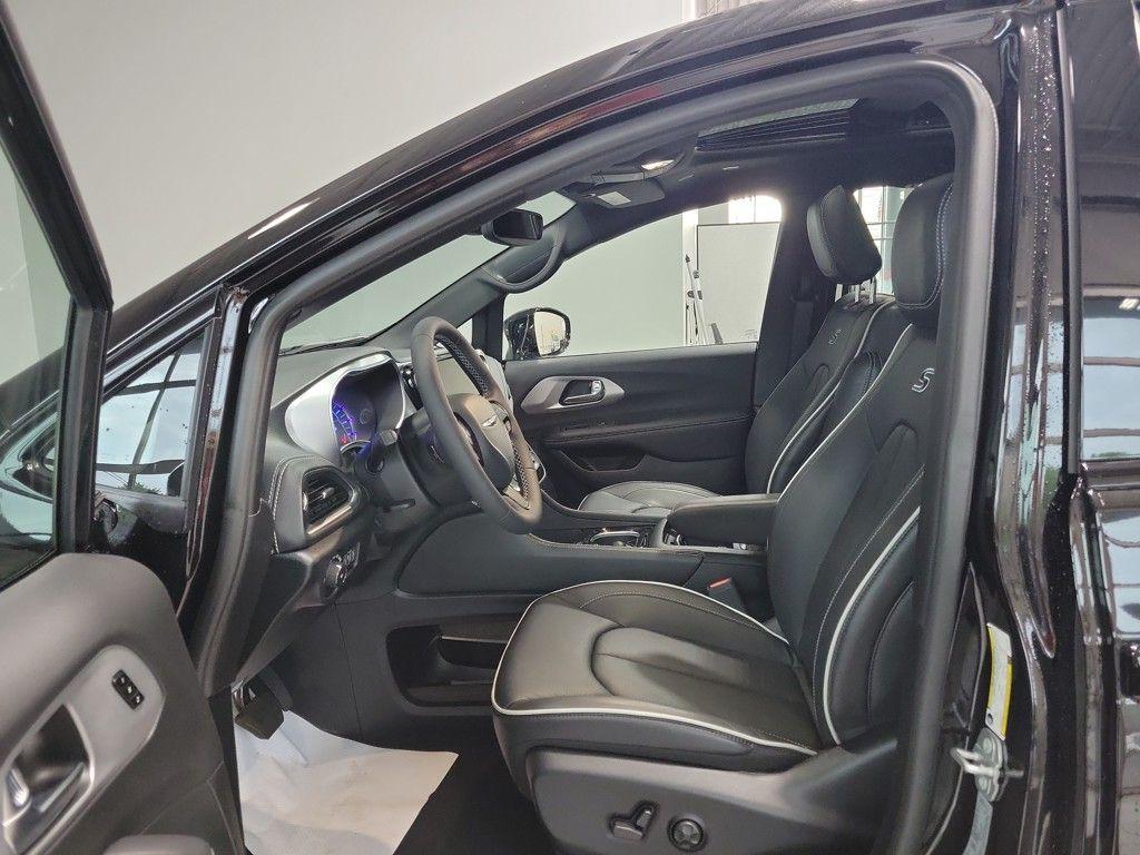 new 2025 Chrysler Pacifica Hybrid car, priced at $44,830