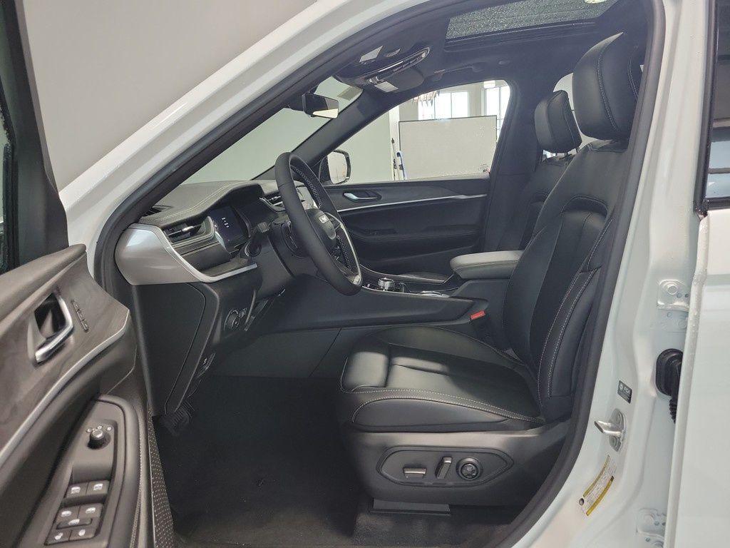 new 2025 Jeep Grand Cherokee car, priced at $43,680