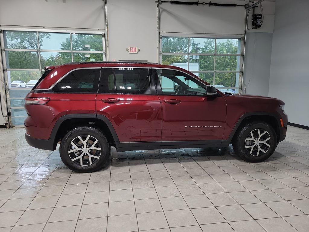 new 2025 Jeep Grand Cherokee car, priced at $41,992