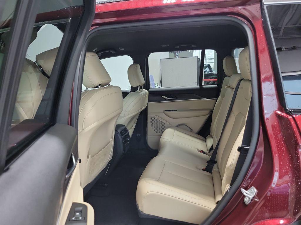 new 2025 Jeep Grand Cherokee car, priced at $41,992