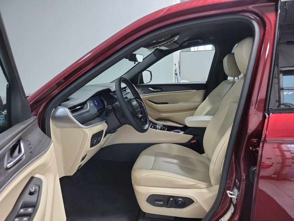 new 2025 Jeep Grand Cherokee car, priced at $41,992