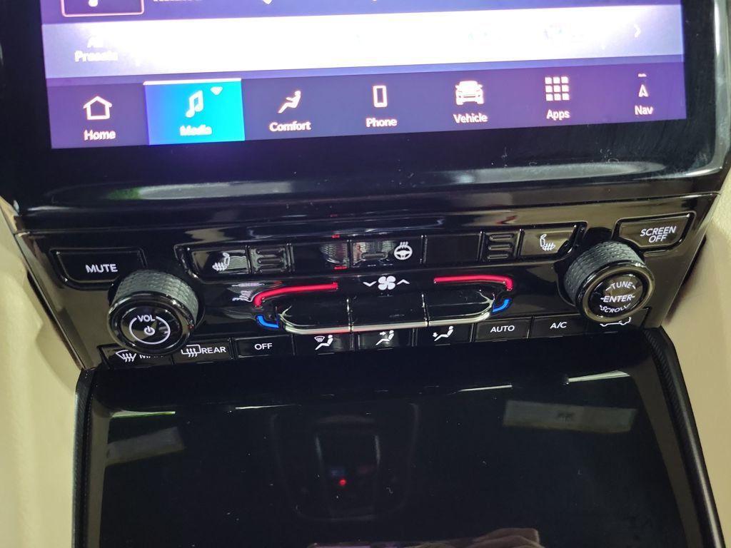 new 2025 Jeep Grand Cherokee car, priced at $41,992