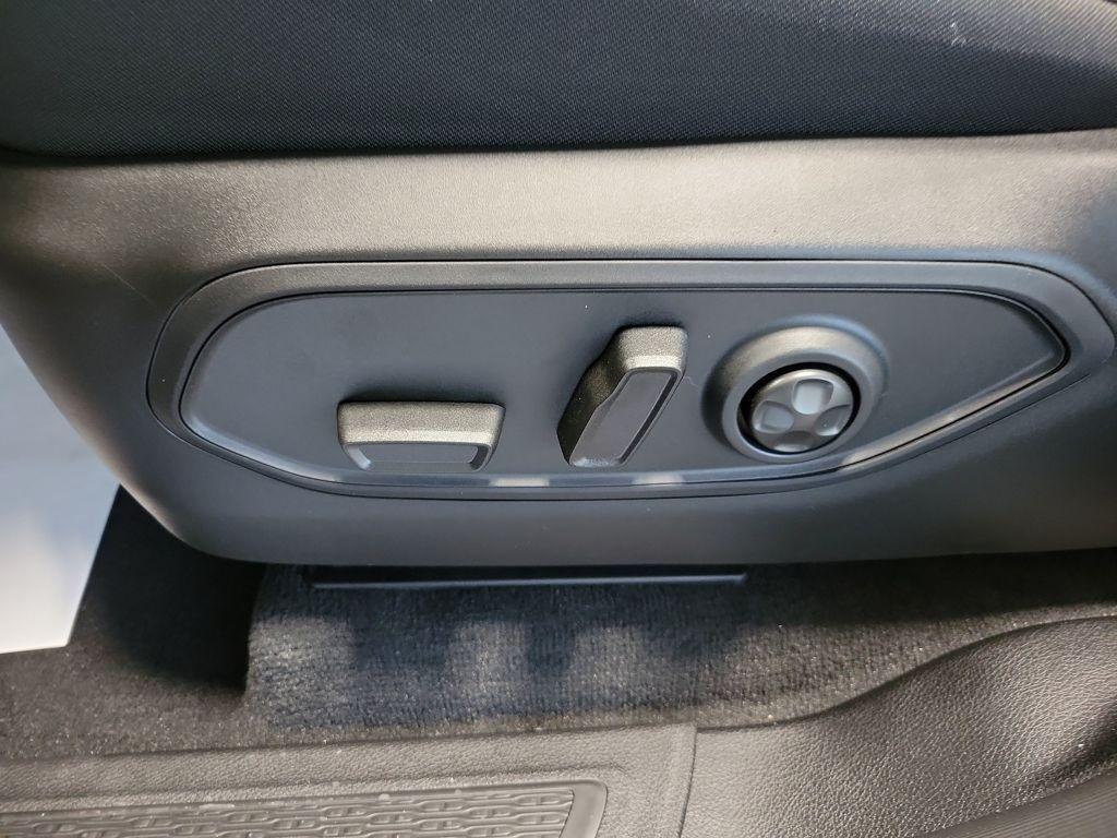 new 2025 Jeep Grand Cherokee car, priced at $40,156