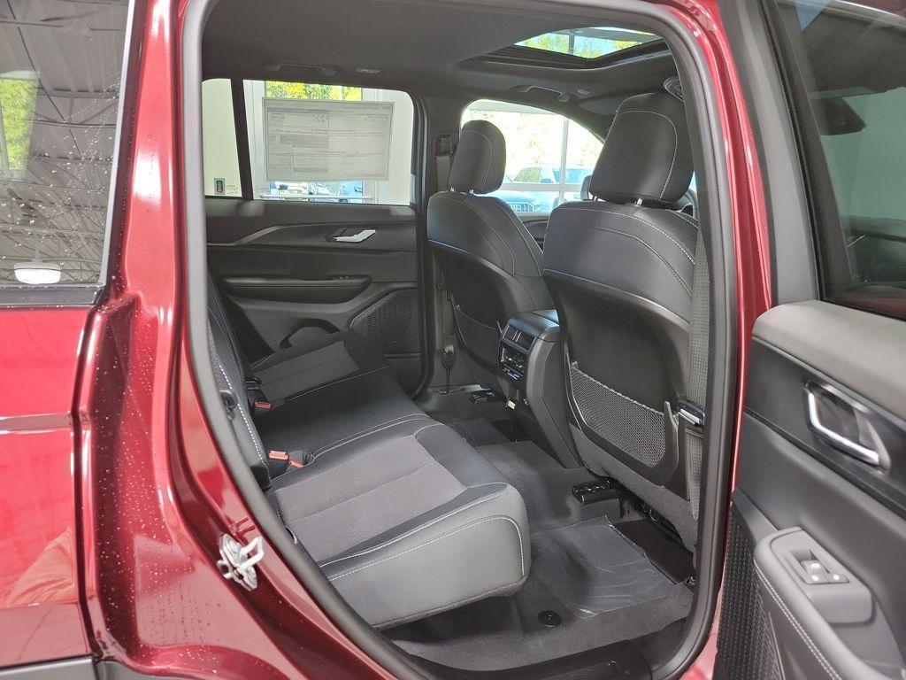 new 2025 Jeep Grand Cherokee car, priced at $40,156