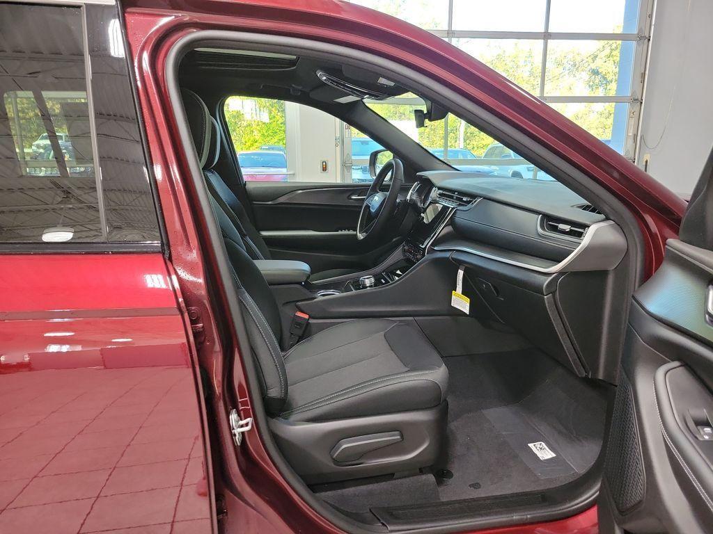 new 2025 Jeep Grand Cherokee car, priced at $40,156