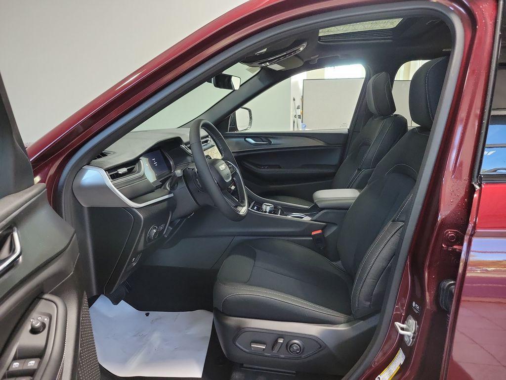 new 2025 Jeep Grand Cherokee car, priced at $40,156