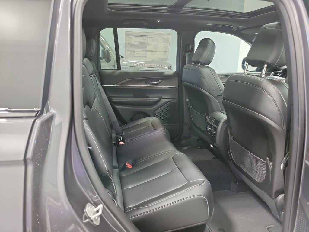 new 2025 Jeep Grand Cherokee car, priced at $47,729