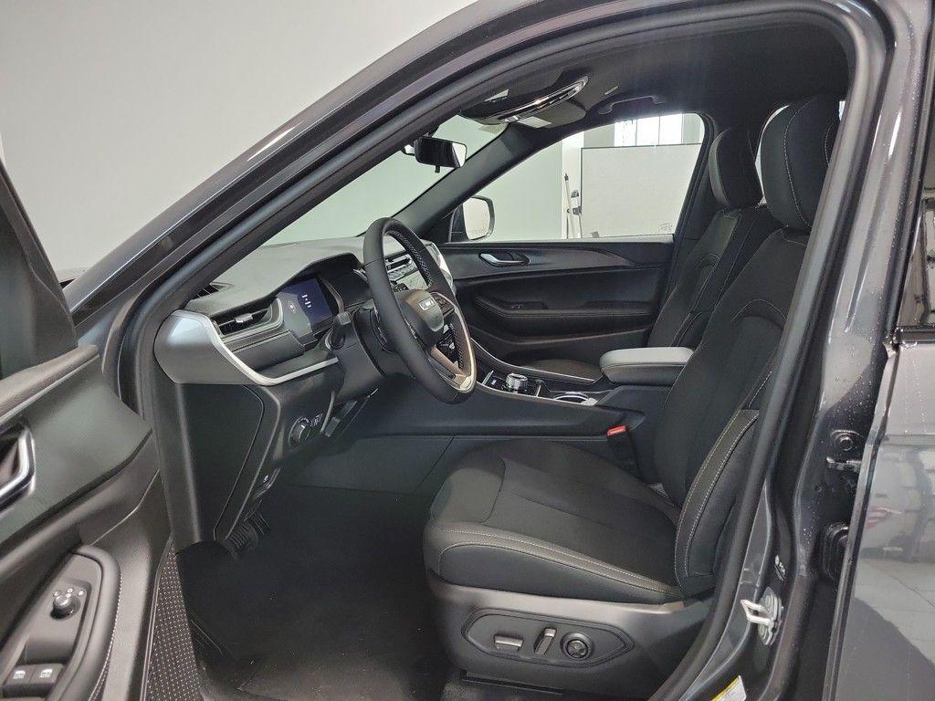 new 2025 Jeep Grand Cherokee car, priced at $38,675