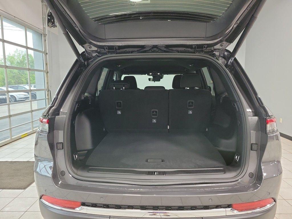 new 2025 Jeep Grand Cherokee car, priced at $38,675