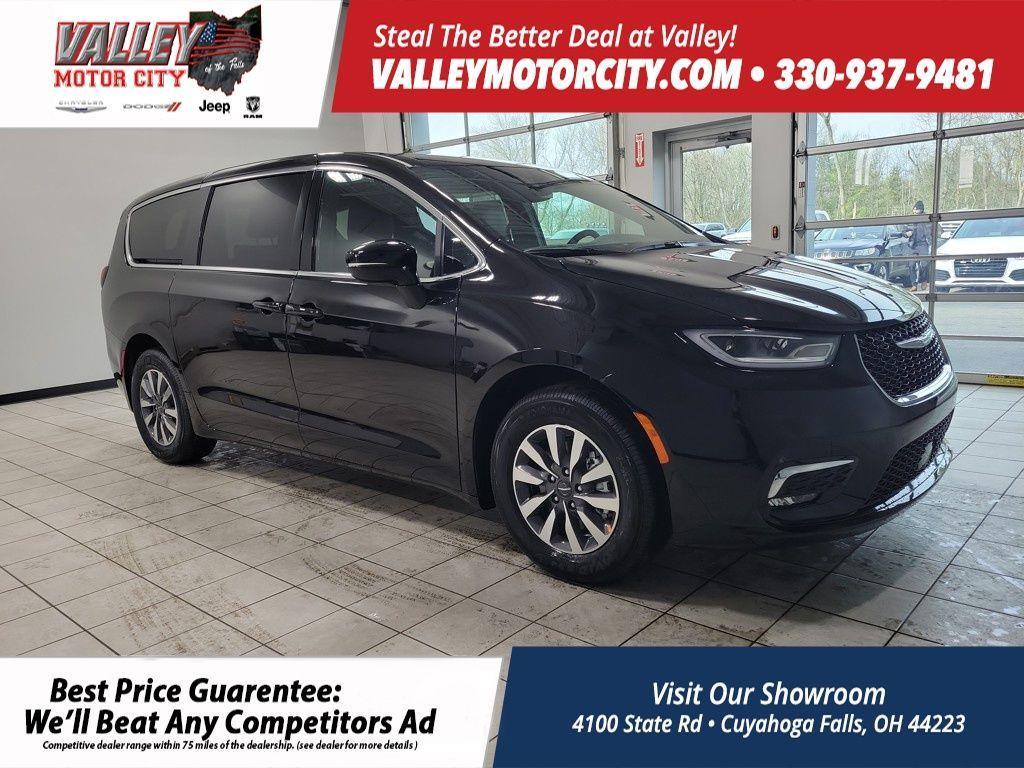 new 2025 Chrysler Pacifica Hybrid car, priced at $45,099