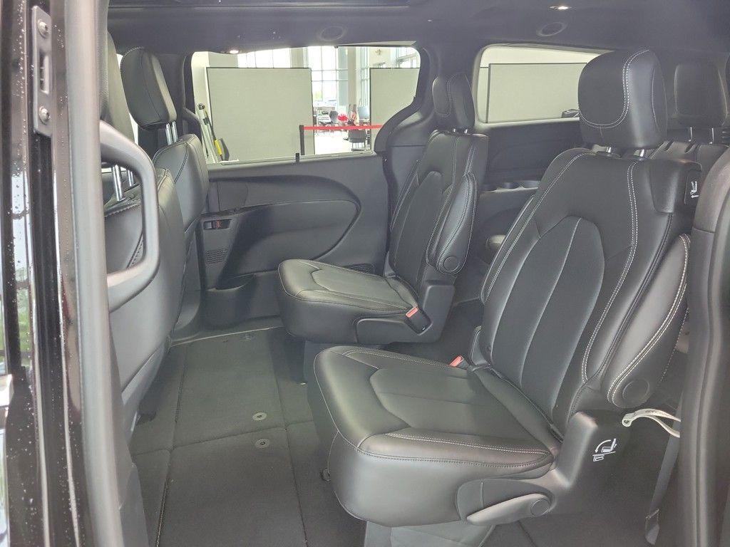 new 2025 Chrysler Pacifica car, priced at $47,620