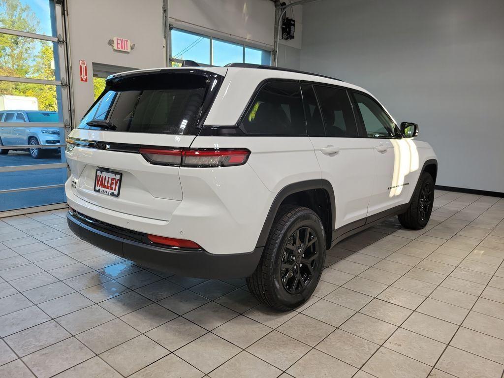 new 2025 Jeep Grand Cherokee car, priced at $41,922