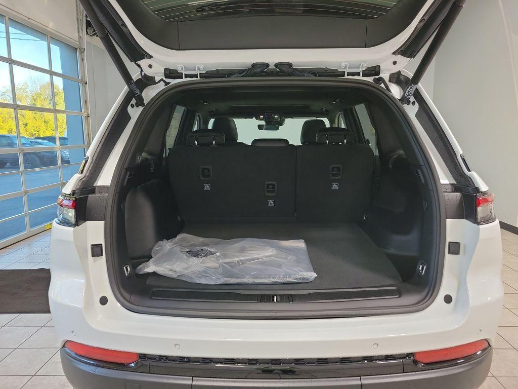new 2025 Jeep Grand Cherokee car, priced at $41,922